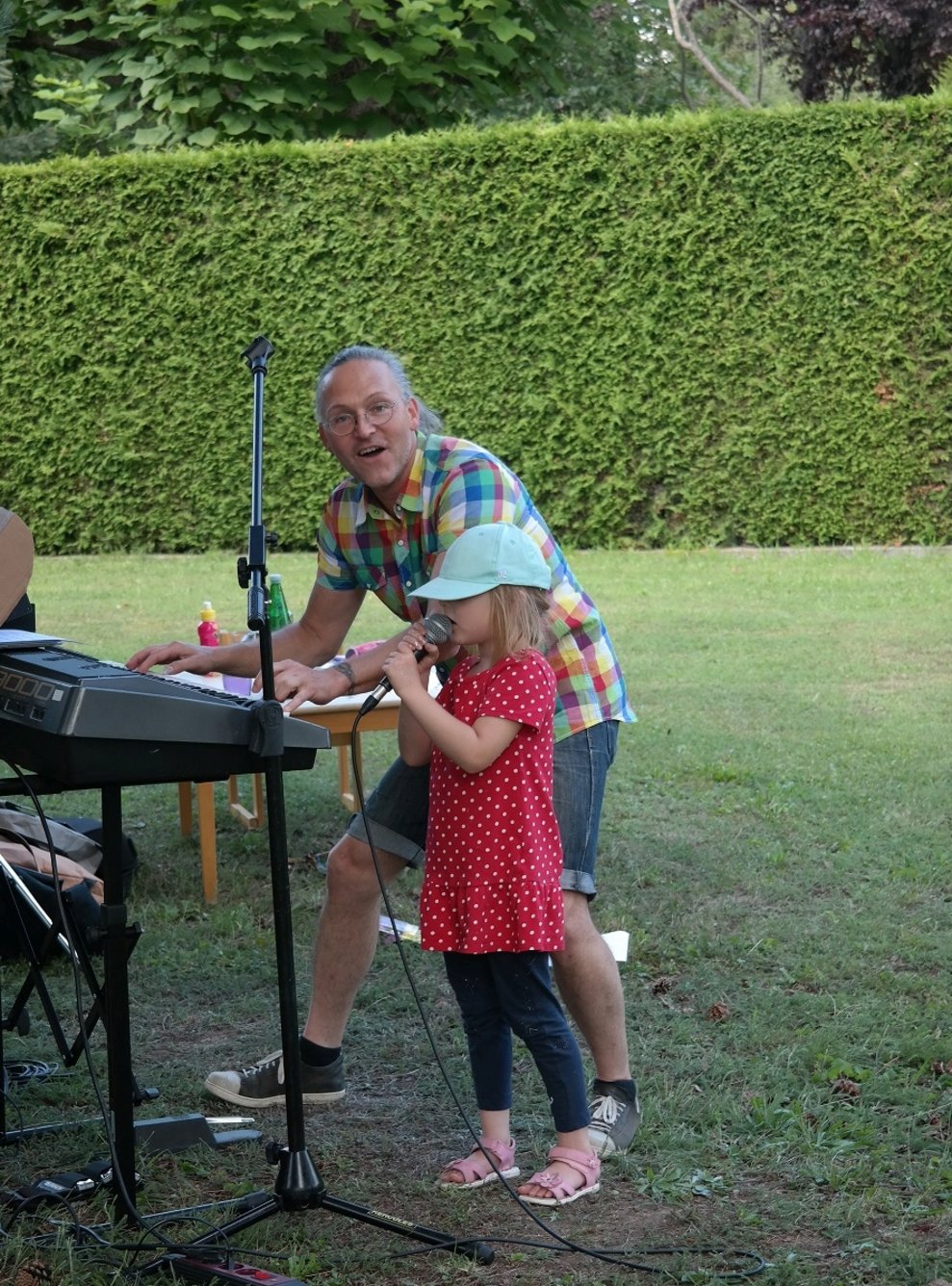 Ein Mann und ein Kind musizieren.