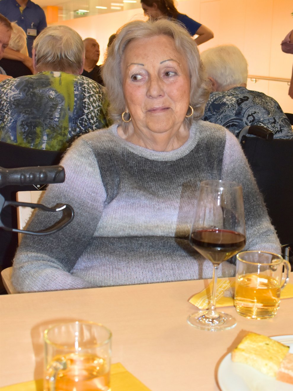auch mit Wein wurde angestoßen 
