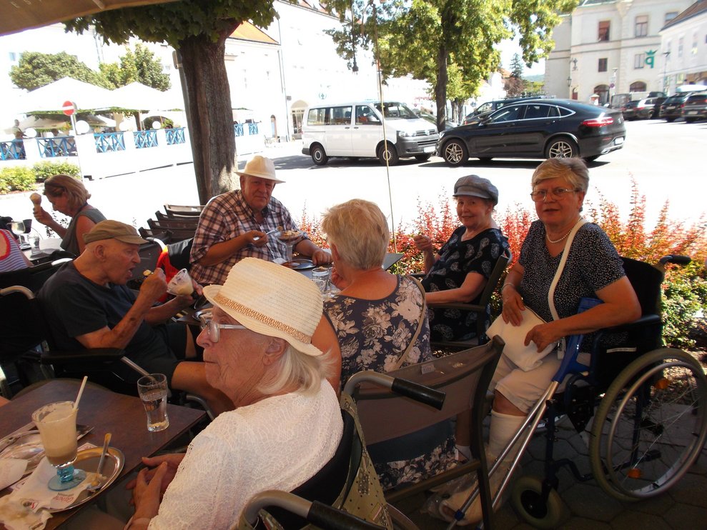 Eisessen am Hauptplatz