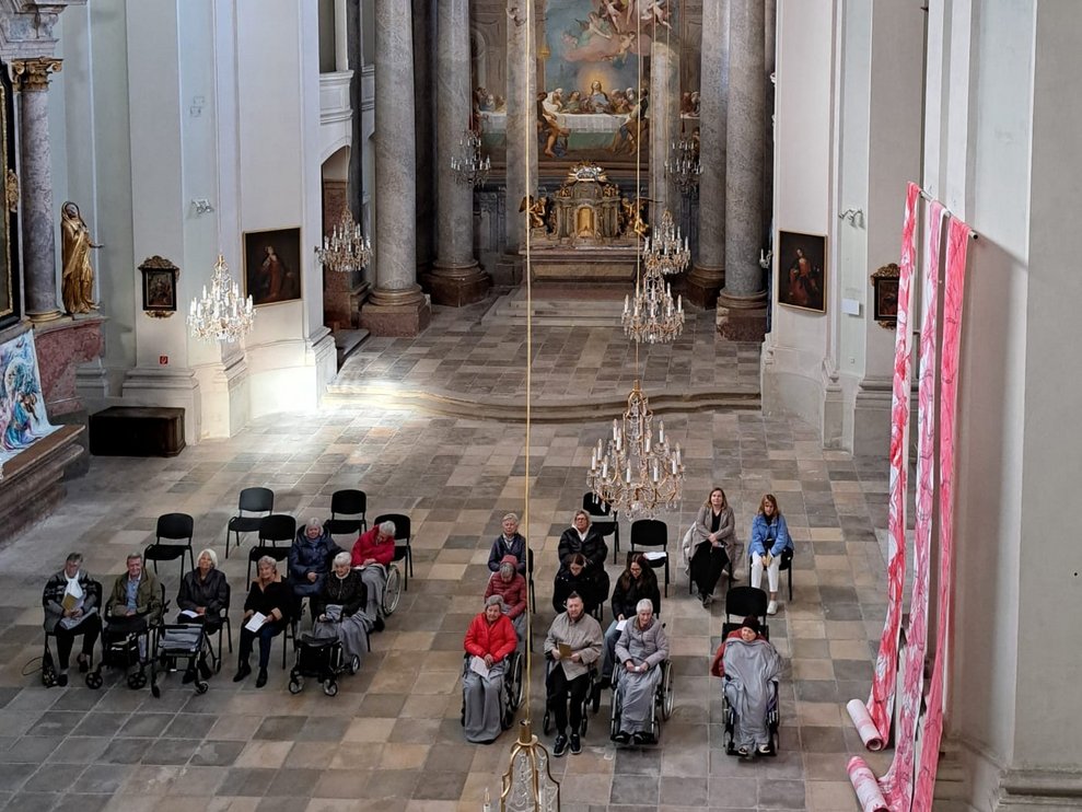 Das Foto zeigt die imposante Größe des Gebäudes 