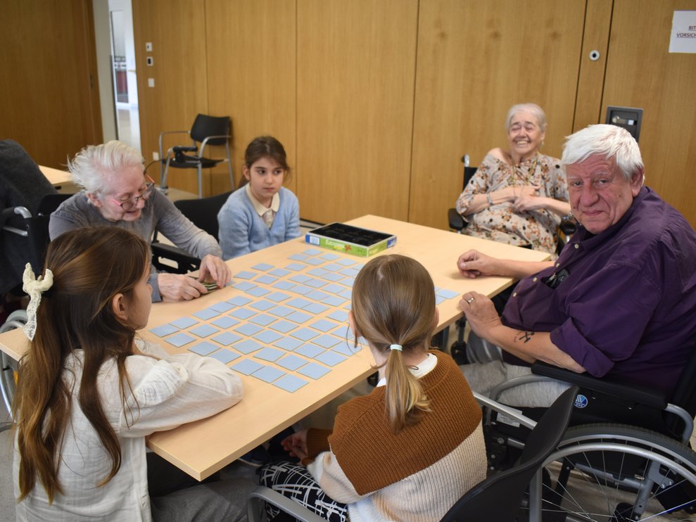 Spielerunde mit Jung und Alt 