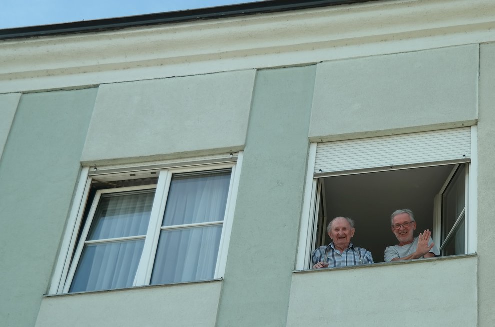 Bewohner schauen aus dem Fenster.