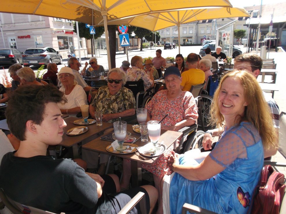Eisessen am Hauptplatz