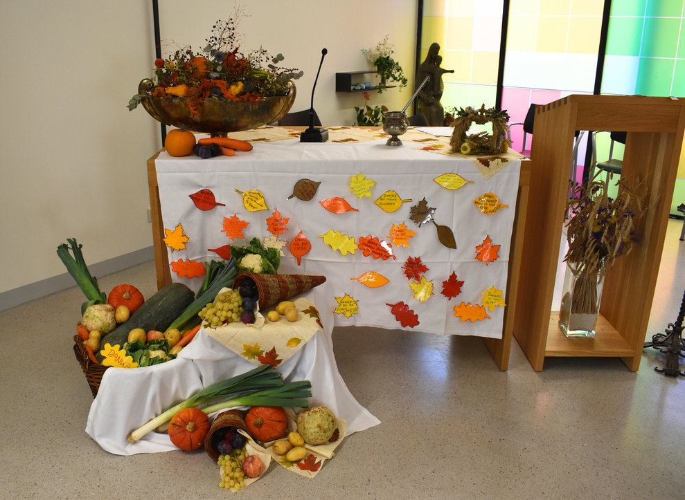 feierlich gedeckter Altar 