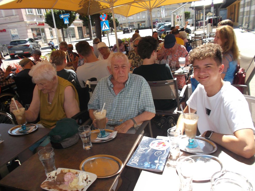 Eisessen am Hauptplatz