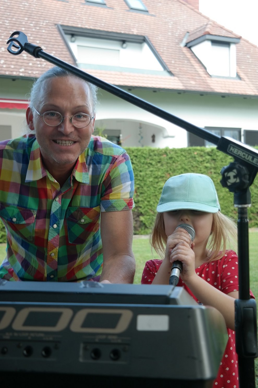 Ein Mann und ein Kind.
