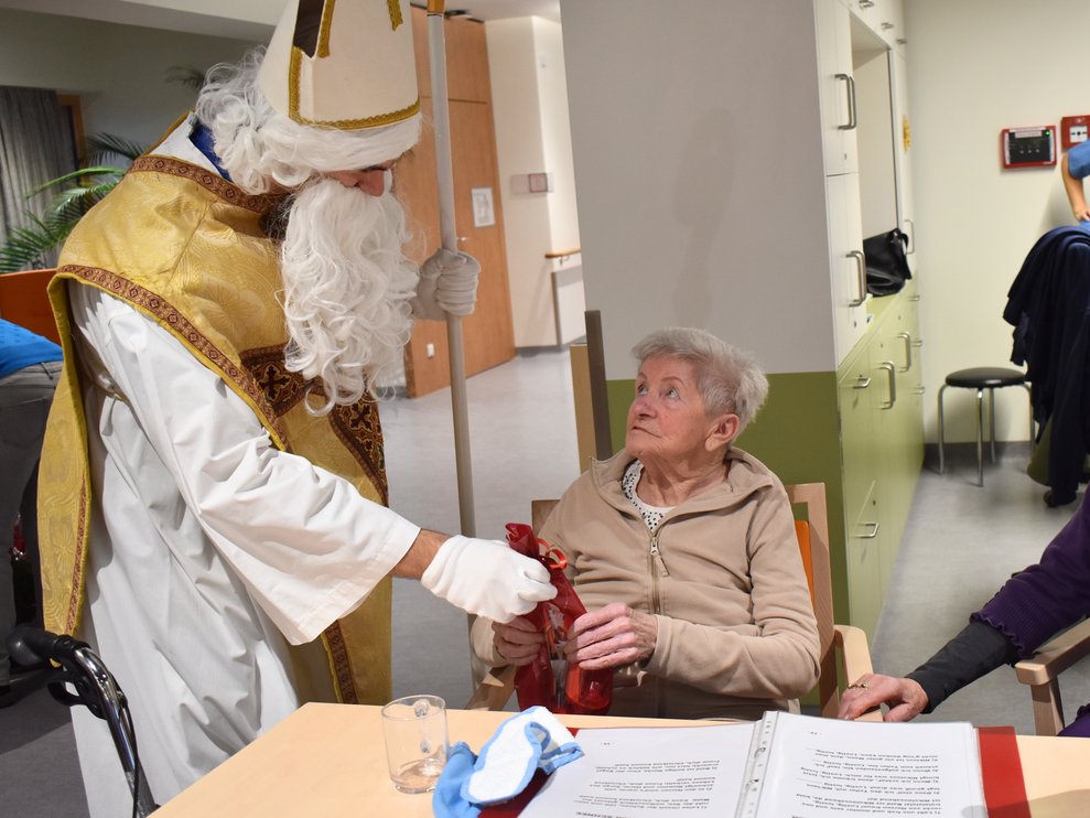 Glückliche Gesichter beim Besuch vom Nikolaus 