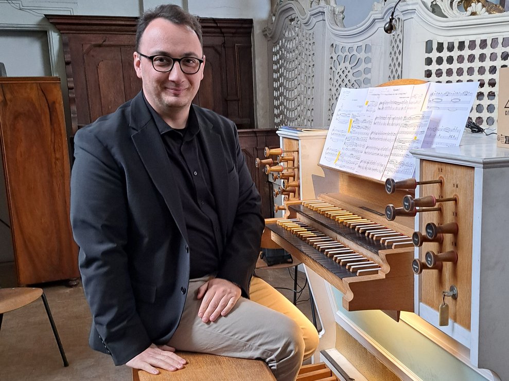 Organist Michael Seibeler mit Orgel 