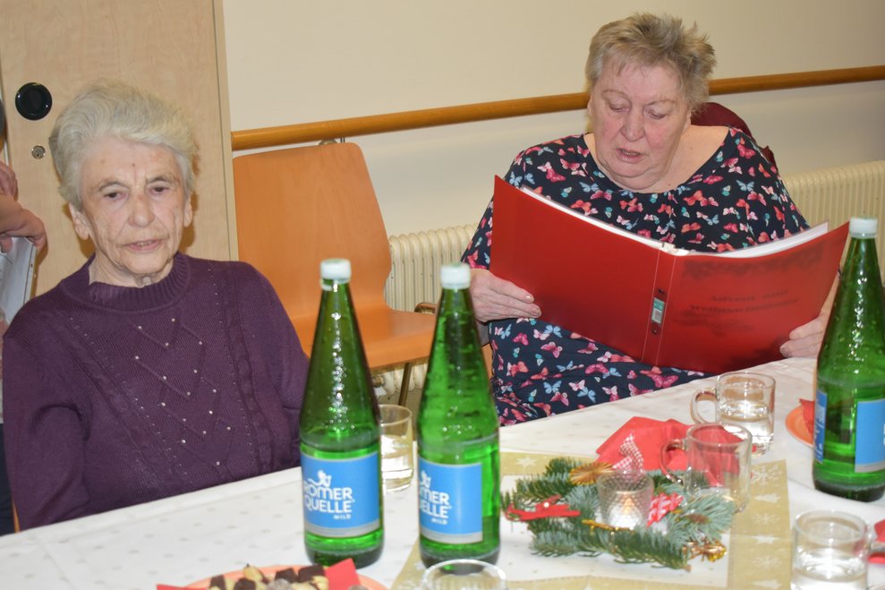 Wir singen gemeinsam Weihnachtslieder
