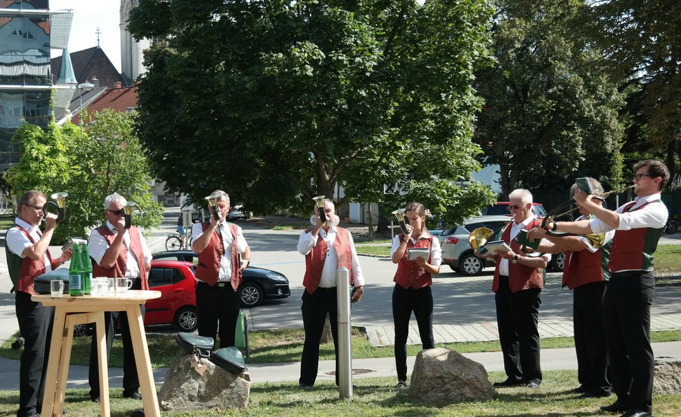 Musikanten mit Blasinstrumenten.