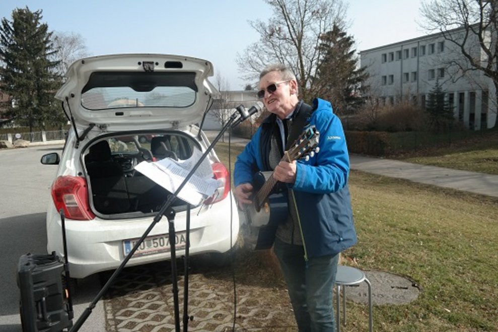Ein Mann spielt Gitarre und singt.