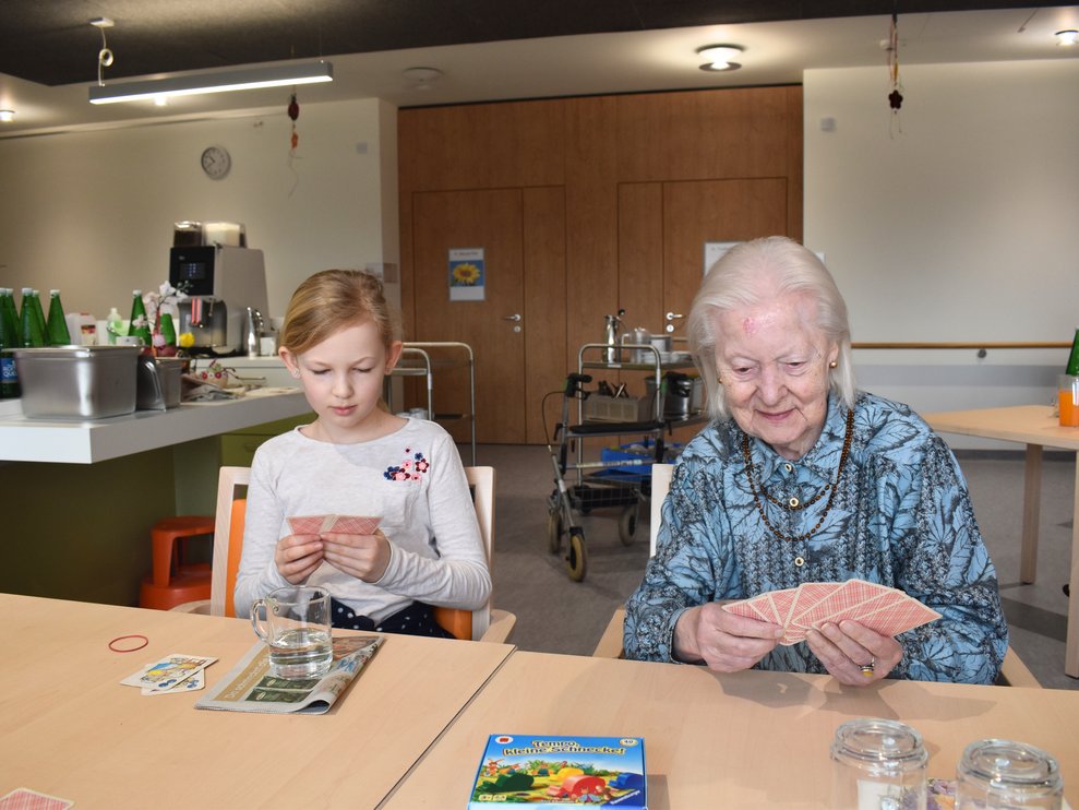 Spielerunde mit Jung und Alt 