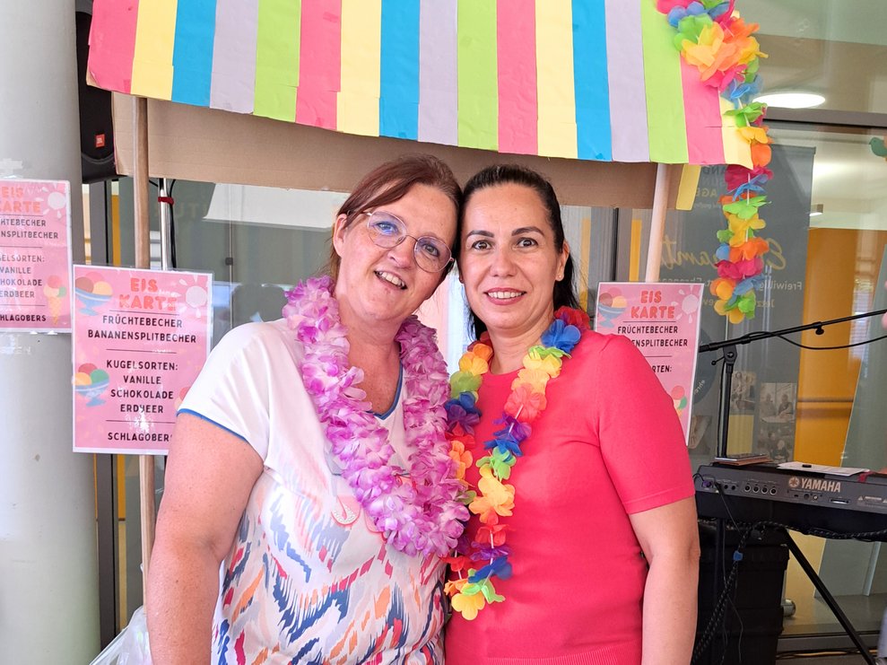 Küchenleitern Angela Sailer und Mitarbeiterin Diana Schultz bereiteten das Eis mit ihrem Team mit viel Liebe vor